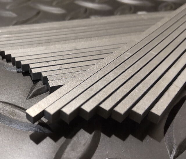 純チタン ウォータージェット短冊切断加工　
　
優れた耐食性と軽量な純チタン材
3mm×3mmの既製棒材が無い為、板材からの切断御依頼
他の加工機では熱影響で大きく歪や反りが発生
歩留まりも悪く問題点が多いので
ウォータージェット切断を検討頂き初回テストカット
残留応力発生を回避する切断を行いフラットバー切断
従来加工機より品質。歩留まりを改善出来たと評価頂きました。

#ＹＫアキュラシー株式会社
#ウォータージェットカッター　
#水圧　
#加工　
#切断　
#ウォータージェットカッティング　
#製造業　
#製壊業　
#情報発信　
#waterjet　
#waterjetcutting　
#大阪　
#支給材　
#賃加工
#水切商売
#一品カット屋　
#ものづくり　
#縦斬り　
#切割り　
#水切　
#純チタン　
#フラットバー　
#棒材　
#ジュエリー　
#PureTitanium　
#GR-1　
#GR-2　
#YKアキュラシー