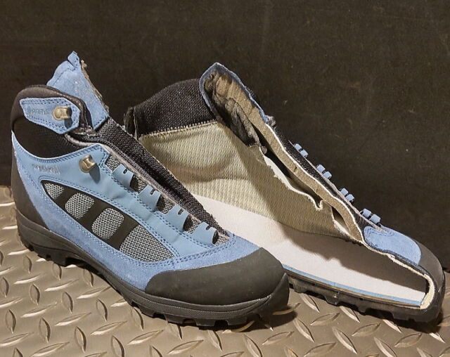 軽量トレッキングブーツ検証ウォータージェット切断加工　
　
非常に軽量で全天候型ミドルカットブーツ
今回の案件はアウトソール・ミッドソール・インソール
緩衝材等の積層固定状態検証目的でしたので
通常のアッパー側からの切断ではなく
ソール側からの切断で実施しました。
軽量で不安定な状態ですので特異なセッティングで
安定させ、水流も大きく乱れる事無く切断し
ユーザーの要望にお応え出来ました。

#ＹＫアキュラシー株式会社
#ウォータージェットカッター　
#水圧　
#加工　
#切断　
#ウォータージェットカッティング　
#製造業　
#製壊業　
#情報発信　
#waterjet　
#waterjetcutting　
#大阪　
#支給材　
#賃加工
#水切商売
#一品カット屋　
#ものづくり　
#縦斬り　
#切割り　
#水切　
#登山靴　
#トレッキングシューズ　
#ミドルカット　
#軽量　
#フォーム　
#樹脂　
#検証　
#YKアキュラシー