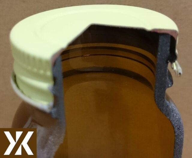 薬瓶4分の1　ウォータージェット切断

遮光性に優れた粉末、錠剤やサプリメント等に使用される薬瓶
キャップ部はスチール製、シール部分に低硬度の樹脂、瓶(ビン)本体はガラス
キャップを閉じたままの状態で各パーツの密着状態確認の切断依頼でしたので、
真二つに分かれるハーフカットよりは4分の1
　クォーターカットの方が最良と提案し切断してみました
硬度差が異なる箇所では切断面が乱れるのですが、
厚みや距離が小さい事が奏効し「ほぼ」垂直にまっすぐ切断
今回で特に肝心なのは加工セッティングと考えます
ワレ・欠け易い切断対象物の切断前の保持と切断後の分離された状態を
完全に回収出来るよう考慮した治具製作です

っがそこら辺はナイショ（￣ b￣)
様々な異なる素材を同時に切断するというウォータージェットならではの
メリットがバッチリ活かされた切断加工依頼でした

【ＹＫアキュラシー株式会社HP】
https://www.yk-accuracy.jp/
⁡
【ＹＫアキュラシー　ウォータージェットページ】
https://water-jet.yk-accuracy.jp/

#ＹＫアキュラシー株式会社#ウォータージェットカッティング　
#水圧#加工#切断#ウォータージェットカッター　
#製壊業#情報発信#水切商売#一品カット屋　
#waterjet#waterjetcutting#大阪#賃加工　

#薬瓶#ガラス#金属#シール#複合材
#YKアキュラシー