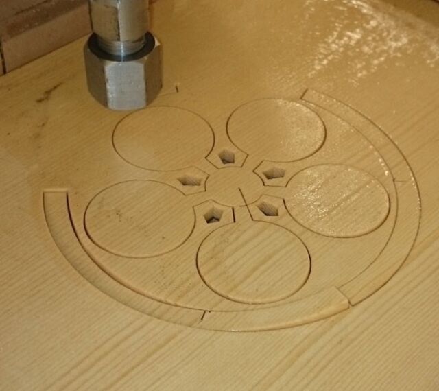 膝隠し家紋ウォータージェット切断

TV寄席番組の小道具を少しお手伝いさせていただきました
江戸落語は座布団のみなのに対して、
上方落語の場合は見台(けんだい)・膝隠し・小拍子があり
小拍子をたたいてお客さんの気を引くための見台と
噺家の演技中の着物の乱れなどを隠す膝隠しの効果ですが、
ストーリーと一体になって状況描写に大いに役立つそうです
その膝隠しのセンター部分に家紋の彫刻ではなく
今回はウォータージェットでの抜き加工です
後で裏貼りしてきれいに組み立て仕上げされるそうです
材質はまさに檜舞台の桧です
ピュアウォータージェット(水のみ)で細かい箇所も
綺麗に加工できました。ひざかくし)

【ＹＫアキュラシー株式会社HP】
https://www.yk-accuracy.jp/
⁡
【ＹＫアキュラシー　ウォータージェットページ】
https://water-jet.yk-accuracy.jp/

#ＹＫアキュラシー株式会社#ウォータージェットカッティング　
#水圧#加工#切断#ウォータージェットカッター　
#製壊業#情報発信#水切商売#一品カット屋　
#waterjet#waterjetcutting#大阪#賃加工　

#膝隠し#寄席#桧#抜#文字
#YKアキュラシー