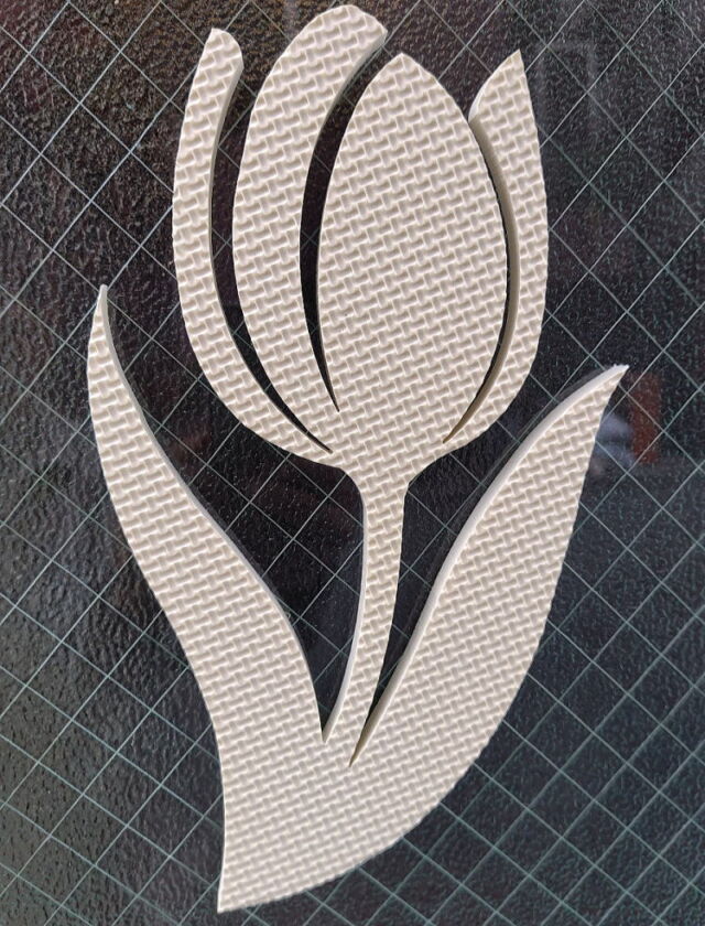 ウォータージェットマンスリーイメージサイン2026年4月

チューリップ1輪🌷
昨年同ネタですいません
明後日から暖かくなりそうですね
和名　ボタンユリ（牡丹百合）・鬱金香（うこんこう）は
オランダから江戸末期にはもう来てたそうです

EVAフォーム ジョイントマット　
10mm×172mm×302mm

【ＹＫアキュラシー株式会社HP】
https://www.yk-accuracy.jp/
⁡
【ＹＫアキュラシー　ウォータージェットページ】
https://water-jet.yk-accuracy.jp/

#ＹＫアキュラシー株式会社#ウォータージェットカッティング　
#水圧#加工#切断#ウォータージェットカッター　
#製壊業#情報発信#水切商売#一品カット屋　
#waterjet#waterjetcutting#大阪#賃加工　

#チューリップ#牡丹百合#tulip#鬱金香#イメージ#マンスリー#サイン
#YKアキュラシー