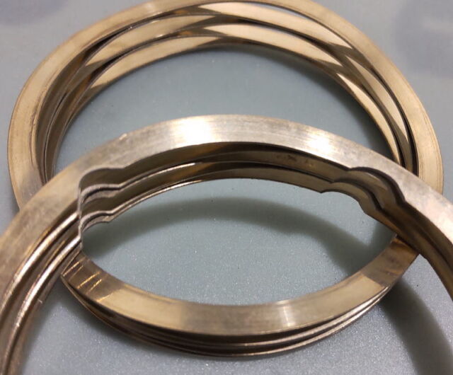 コイルドウェーブスプリング内径切欠きウォータージェット切断加工　
　
平線材を連続波形状にし、コイリング成形した圧縮ばね
コイルドウェーブスプリング「CWS」です。
通常の圧縮ばねより高い荷重が出せるので小型・軽量化が可能で
正確な力を保持・制御する事が出来る
製造時の端材発生が殆ど無く環境にも優しいばねです。

今回は内径に楕円状の切欠き加工が可能かとのお問い合わせで
サンプル切断をさせて頂きました。
たわみ部分のジェット拡散を制御するセッティングをして
切欠き切断は成功しました。
ただ、裏面のバリ発生は完全に消失には至りませんでした。

#ＹＫアキュラシー株式会社
#ウォータージェットカッター　
#水圧　
#加工　
#切断　
#ウォータージェットカッティング　
#製造業　
#製壊業　
#情報発信　
#waterjet　
#waterjetcutting　
#大阪　
#支給材　
#賃加工
#水切商売
#一品カット屋　
#ものづくり　
#縦斬り　
#切割り　
#水切　
#コイルドウェーブスプリング　
#切欠き　
#検証　
#CWS　
#バネ　
#波形状　
#YKアキュラシー